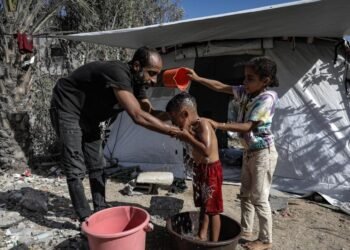 حياتنا جحيم.. كارثة جديدة تضاعف معاناة اللاجئين في الخيام