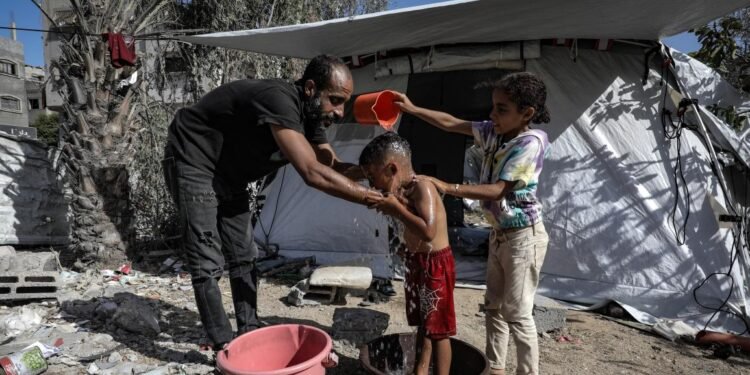 حياتنا جحيم.. كارثة جديدة تضاعف معاناة اللاجئين في الخيام