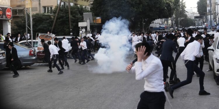 قنبلة تجنيد الحريديم تنفجر في إسرائيل.. قراءة تحليلية