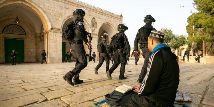 تقويض حرية العبادة.. خطيب الأقصى يكشف مخاطر التصعيد في رمضان