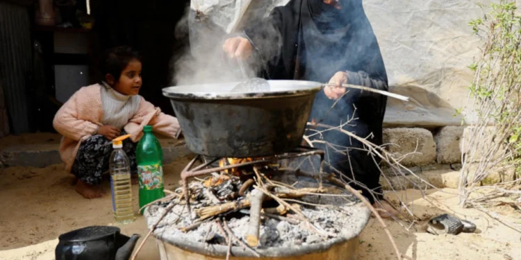 وسط قيود وحصار الاحتلال.. تحديات نساء غزة في رمضان