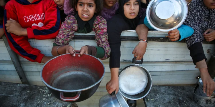 غزة بين أنياب الحصار ومخالب الاستغلال