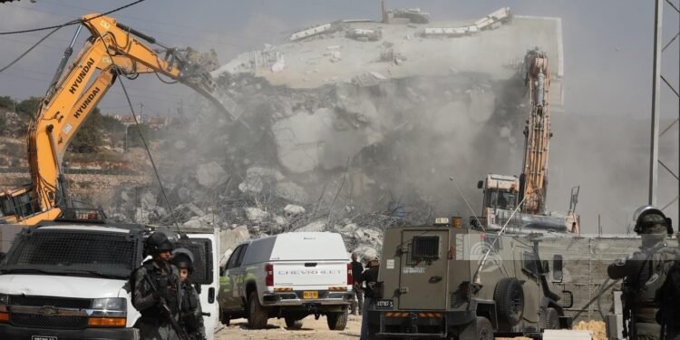 القدس تناشد المجتمع الدولي: الاحتلال يدمر المؤسسات وينهب الأراضي