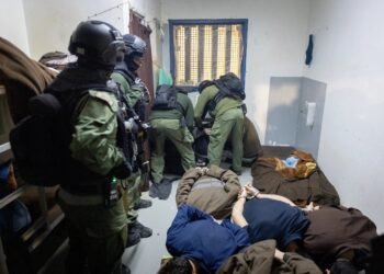 كيف يعيش الأسرى الفلسطينيون داخل سجن النقب؟