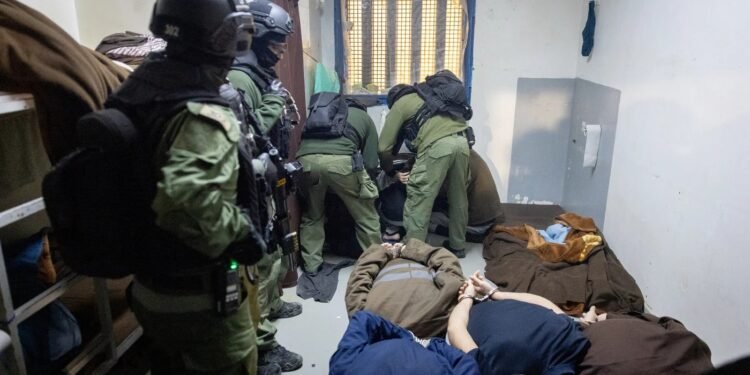 كيف يعيش الأسرى الفلسطينيون داخل سجن النقب؟