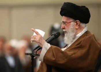 حاملة الطائرات ستغرق قبل أن ترهبنا.. سر تهديد خامنئي للأسطول الأميركي