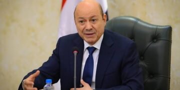 اليمن بين الدولة والفوضى.. العليمي يشدد على توحيد القرار الأمني والعسكري