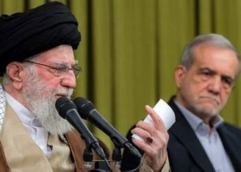 عاصفة فوق إيران.. تقارير إسرائيلية تتحدث عن استهداف خامنئي وبزشكيان