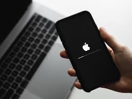 اختراق آيفون.. تحذير من أبل لجميع المستخدمين