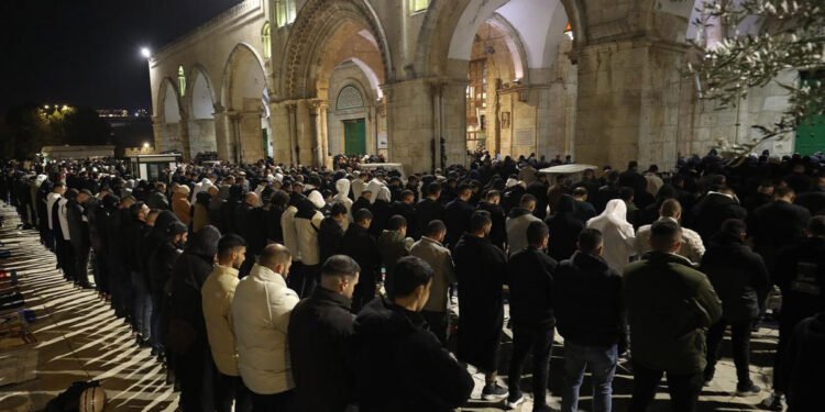 الأقصى بين الهدوء والقيود: قراءة في سلوك المقدسيين