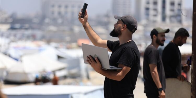 دمار البنية التحتية.. شباب غزة يروون معاناتهم بعد انهيار العمل عن بُعد