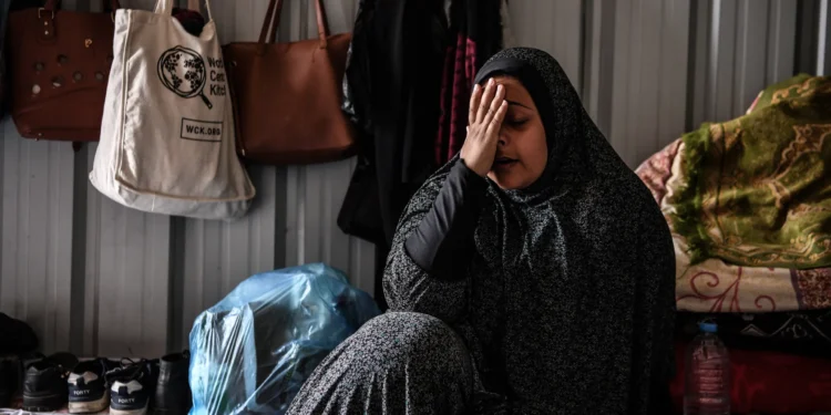 صمود في ظروف قاسية.. روايات توثق معاناة نساء غزة العازبات