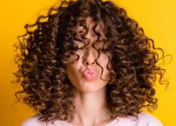 أفضل 6 زيوت للشعر الكيرلي.. سحر الخصلات المتمردة