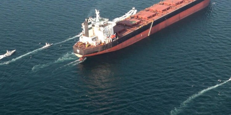 هل يتخلى ترامب عن مضيق هرمز؟