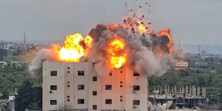 جنوب لبنان تحت النار.. 53 مسعفًا ضحايا الغارات الإسرائيلية منذ مارس