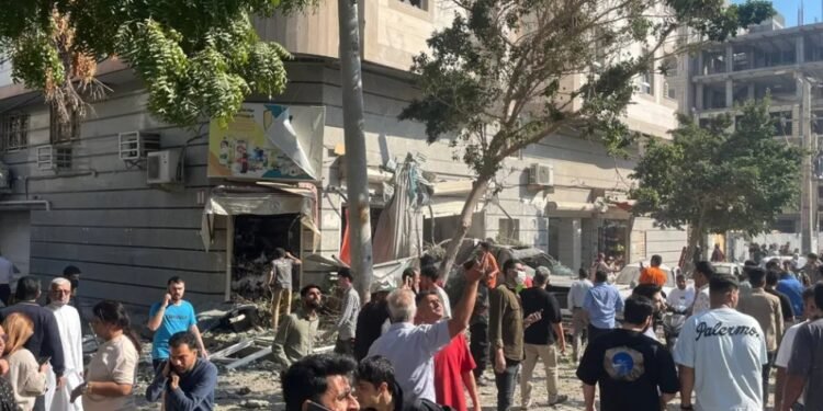 إيران تحت القصف.. طوابير الخبز ونقاط التفتيش تكشف وجهاً جديداً للخوف