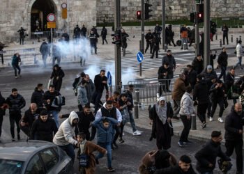 قمع الملصلين.. أطول إغلاق للمسجد الأقصى في تاريخ الاحتلال