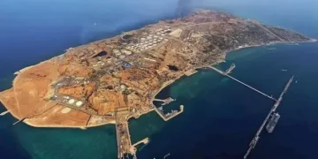 جوهرة إيران النفطية.. لماذا تُعد “خرج” أهم أهداف الصراع في الخليج؟