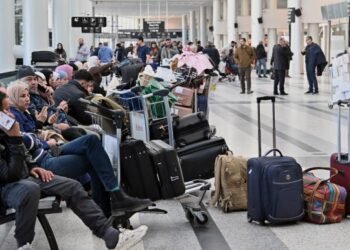 عالقون في الشرق الأوسط يكشفون معاناتهم في السفر بسبب حرب إيران