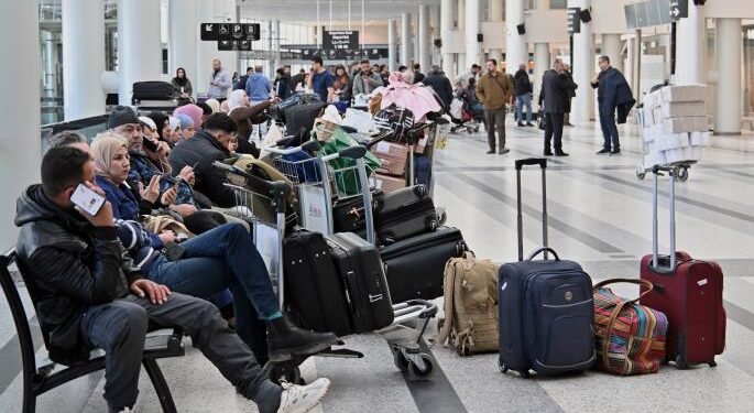 عالقون في الشرق الأوسط يكشفون معاناتهم في السفر بسبب حرب إيران