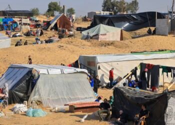 الاكتظاظ وغياب المساعدات.. النازحون يروون تفاصيل المعيشة الصعبة