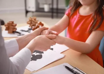 كيفية دعم الأطفال في وقت الحرب؟.. الأم خط الدفاع الأول