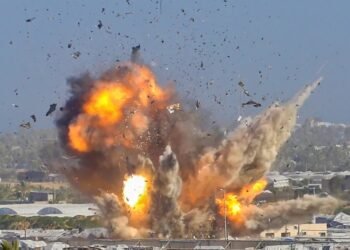 إيران تحت القصف.. طوابير الخبز ونقاط التفتيش تكشف وجهاً جديداً للخوف