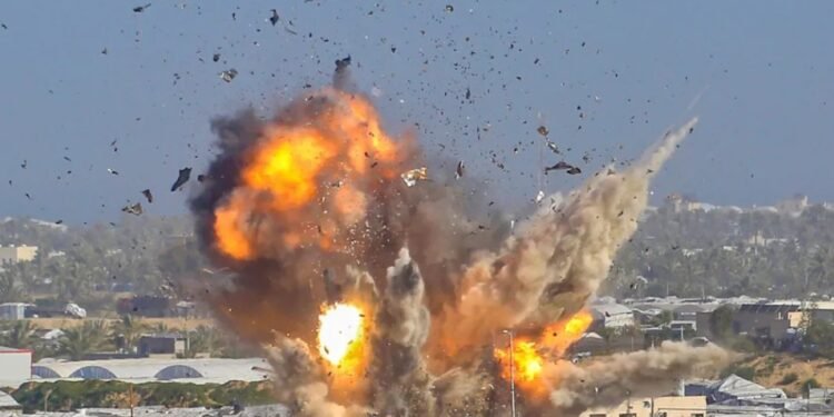 إيران تحت القصف.. طوابير الخبز ونقاط التفتيش تكشف وجهاً جديداً للخوف