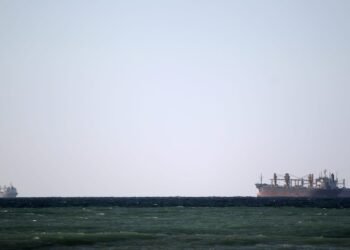 إغلاق مضيق هرمز يُعيد شبح حرب الناقلات ويهدد بزلزال اقتصادي عالمي