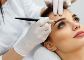 وداعاً للمايكروبليدنغ.. أقلام الحواجب تعيد رسم ملامحك