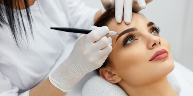 وداعاً للمايكروبليدنغ.. أقلام الحواجب تعيد رسم ملامحك