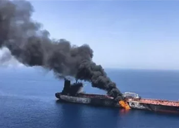 مضيق هرمز على صفيح ساخن.. مقذوف مجهول يصيب سفينة قبالة الإمارات