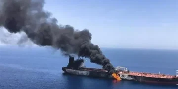 مضيق هرمز على صفيح ساخن.. مقذوف مجهول يصيب سفينة قبالة الإمارات