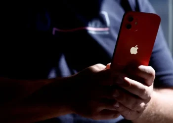خطر يتسلل عبر آيفون.. غوغل تكشف ثغرة التجسس