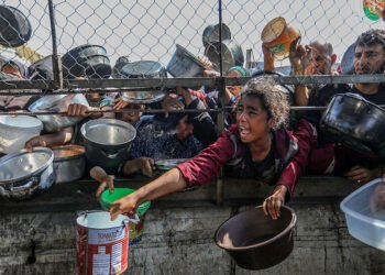 وسط انشغال العالم بالتوترات الإقليمية.. كيف تتعمق الأزمة الإنسانية في غزة؟