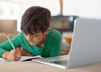 أخطاء الأمهات في التعلم عن بعد.. استراتيجيات النجاح في الدراسة