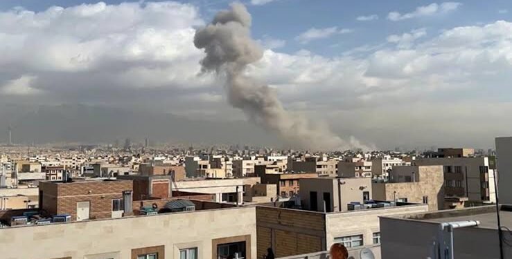 إيران في قلب العاصفة.. صواريخ متبادلة مع إسرائيل وحظر تصدير شامل