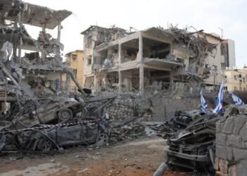 الحرب تشتد.. إيران تضرب إسرائيل وتلوح بمعركة مضيق هرمز