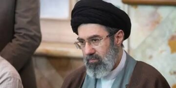 مجتبى خامنئي.. النجل الغامض الذي قد يخلف والده على رأس إيران