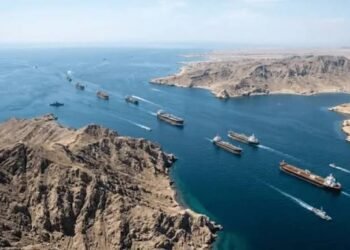 مضيق هرمز تحت النار.. هجمات متتالية تعطل الملاحة العالمية