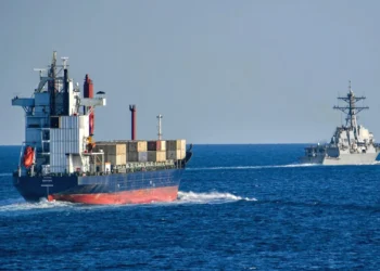 مضيق هرمز تحت النار.. هجمات متتالية تعطل الملاحة العالمية