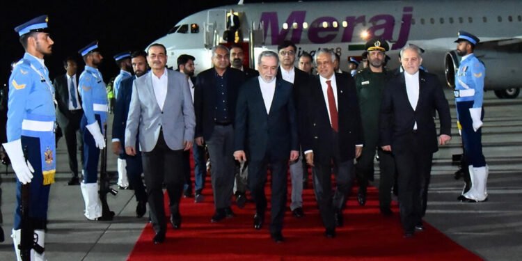 عرقاجي يصل إسلام أباد ..مفاوضات في الظل أم مجرد مناورة دبلوماسية؟