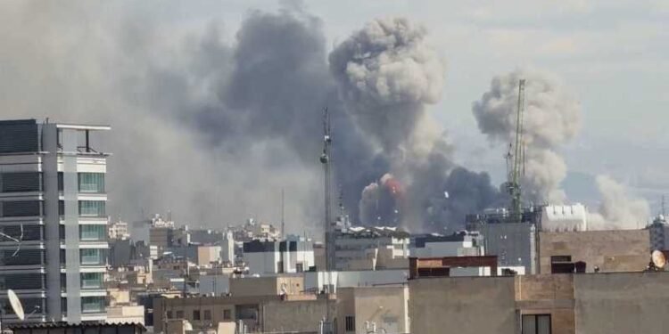 انفجارات تهز إيران.. غارات جديدة قبل انتهاء مهلة ترامب