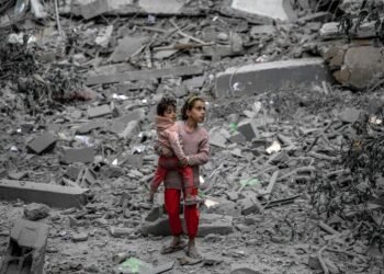 يوم الطفل الفلسطيني.. أرقام توثق محاولة ممنهجة لاغتيال جيل  