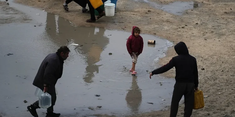 سلاح المياه.. تقرير دولي يكشف مخطط الاحتلال لقتل المدنيين ببطء