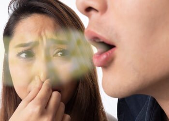 رائحة الفم.. متى تكون إنذاراً بمرض خفي؟