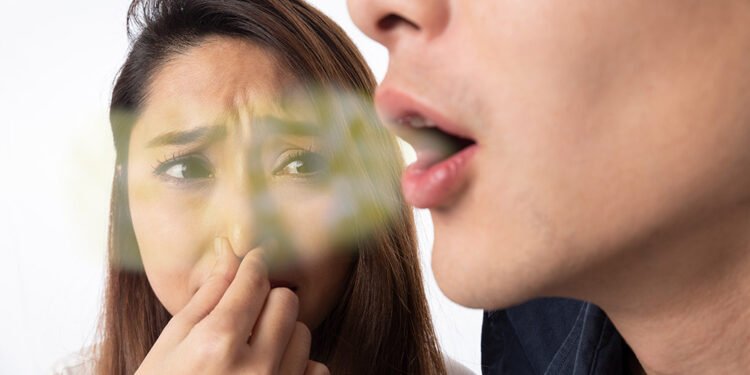 رائحة الفم.. متى تكون إنذاراً بمرض خفي؟