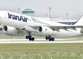 إيران تعيد فتح أجوائها جزئياً وسط حذر دولي متصاعد