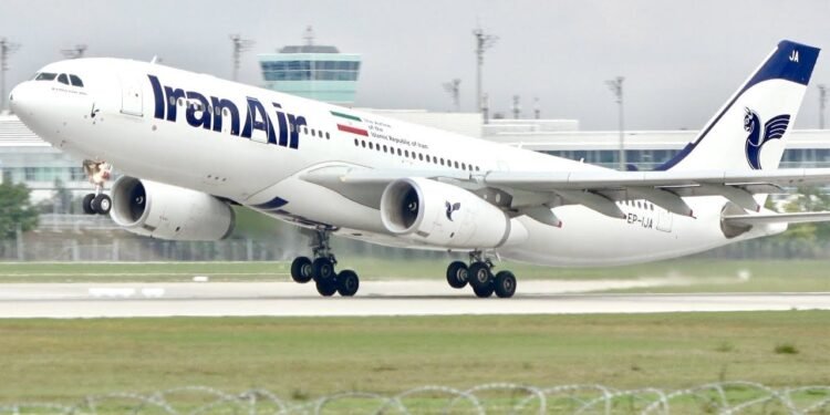 إيران تعيد فتح أجوائها جزئياً وسط حذر دولي متصاعد