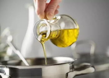 فوائد شرب زيت الزيتون على الريق صباحًا